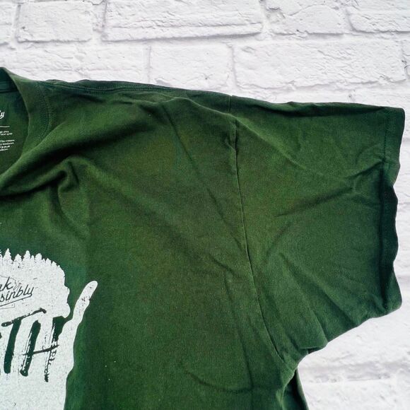 Drink Winsconsinbly Short Sleeve Graphic T-Shirt Men's Size 2XL Green Crewneck - Picture 4 of 7